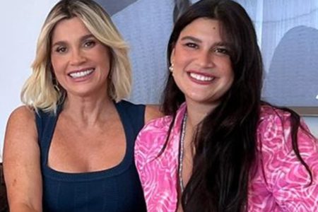 Giulia Costa e Flávia Alessandra posam juntas e sorridentes - Metrópoles
