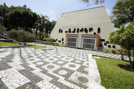 Imagem colorida da fachada do prédio da Câmara Municipal de Mogi das Cruzes, proibida pela Justiça de abrir as sessões citando Deus - Metrópoles