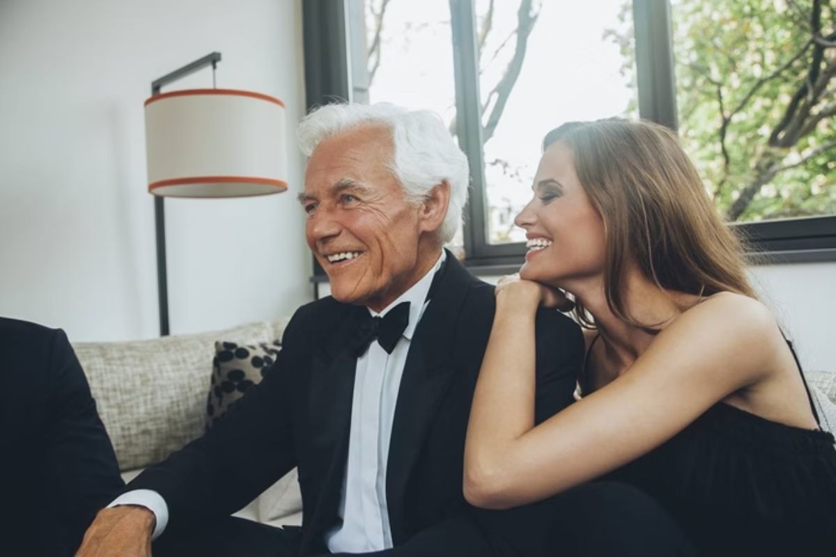 imagem colorida de um homem mais velho e uma mulher jovem