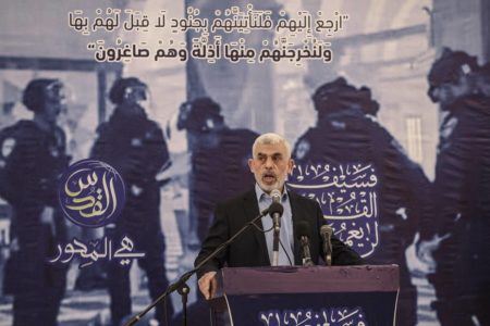 Imagem colorida mostra o novo líder do Hamas, Yahya Sinwar, durante discurso - Metrópoles