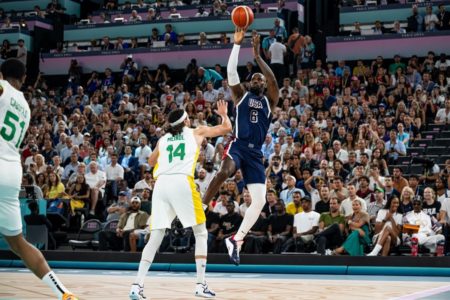 PARIS, FRANÇA - 06 DE AGOSTO: Lebron James dos EUA (L) é abordado por Leo Meindl do Brasil (L) durante as quartas de final entre EUA e Brasil no décimo primeiro dia dos Jogos Olímpicos Paris 2024 na Bercy Arena em 06 de agosto de 2024 em Paris , França