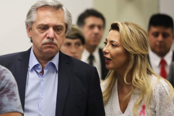 Imagem colorida de Alberto Fernández e Fabiola Yáñez - Metrópoles