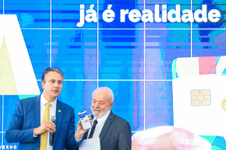 Presidente da República, Luiz Inácio Lula da Silva, durante encontro com estudantes para anúncio de pagamento da primeira parcela do Programa Pé de Meia, no Palácio do Planalto. Brasília