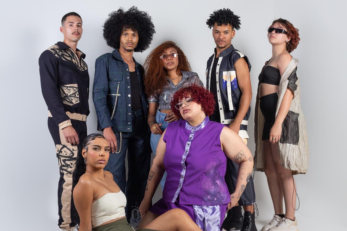 Na imagem com cor, modelos vestem roupas de brechó - Metrópoles