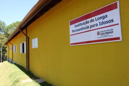 imagem colorida mostra parede amarela e placa indicando "insituição de longa permanência para idosos" - Metrópoles