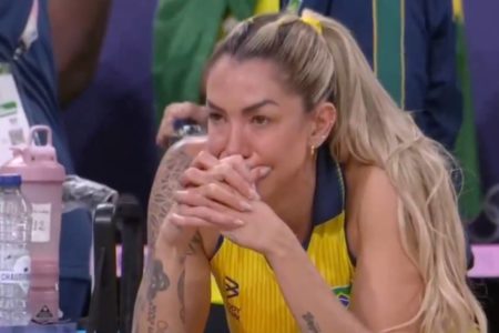 Foto colorida de Thaisa do vôlei chorando - mETRÓPOLES