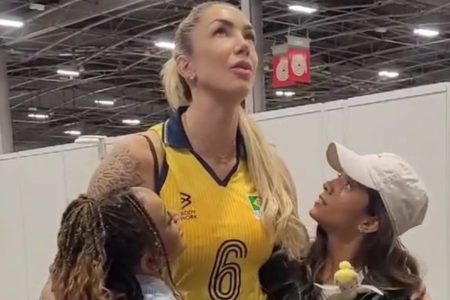 Na imagem colorida, Thaisa, Rebeca Andrade e Rayssa Leal se abraçam - Metrópoles