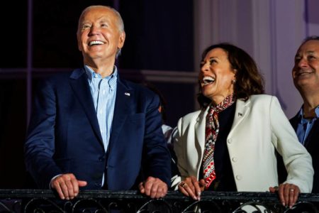 Imagem colorida de Kamala Harris e Joe Biden - Metrópoles