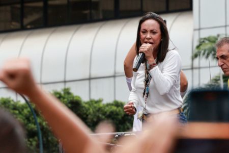 Imagem colorida de María Corina Machado, líder da oposição na Venezuela, que defende posse de Edmundo González - Metrópoles
