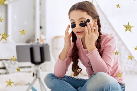 Adolescente fazendo skin care