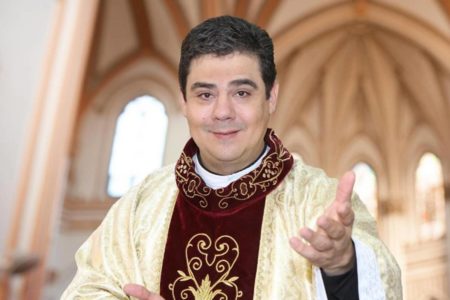 imagem colorida do padre robson de oliveira