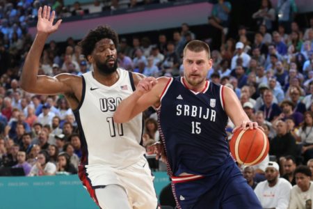 Imagem colorida de duelo entre Jokic e Embiid pela semifinal do basquete em Paris- Metrópoles