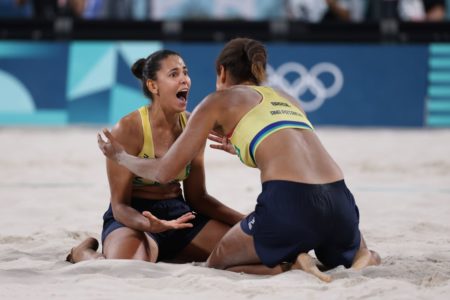 PARIS, FRANÇA - 08 DE AGOSTO: Eduarda Santos Lisboa e Ana Patricia Silva Ramos do Time Brasil comemoram após derrotar Mariafe Artacho del Solar e Taliqua Clancy do Team Australia durante a semifinal feminina do décimo terceiro dia dos Jogos Olímpicos Paris 2024 no Estádio da Torre Eiffel em 08 de agosto de 2024 em Paris, França
