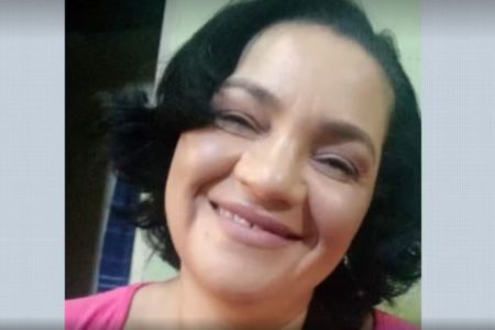 Imagem do rosto de uma mulher sorrindo; ela é acusada de injúria racial contra uma atendente de banco em Ribeirão Preto - Metrópoles
