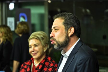 O candidato do PSOL Guilherme Boulos chega ao debate a prefeito de SP da Band acompanhando de sua candidata à vice Marta Suplicy