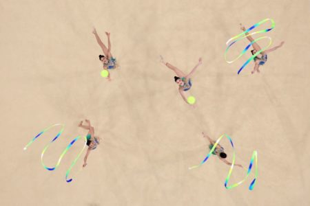 Imagem feita com câmera robótica sobre a quadra da apresentação do Brasil na disputa da ginástica rítmica por equipes