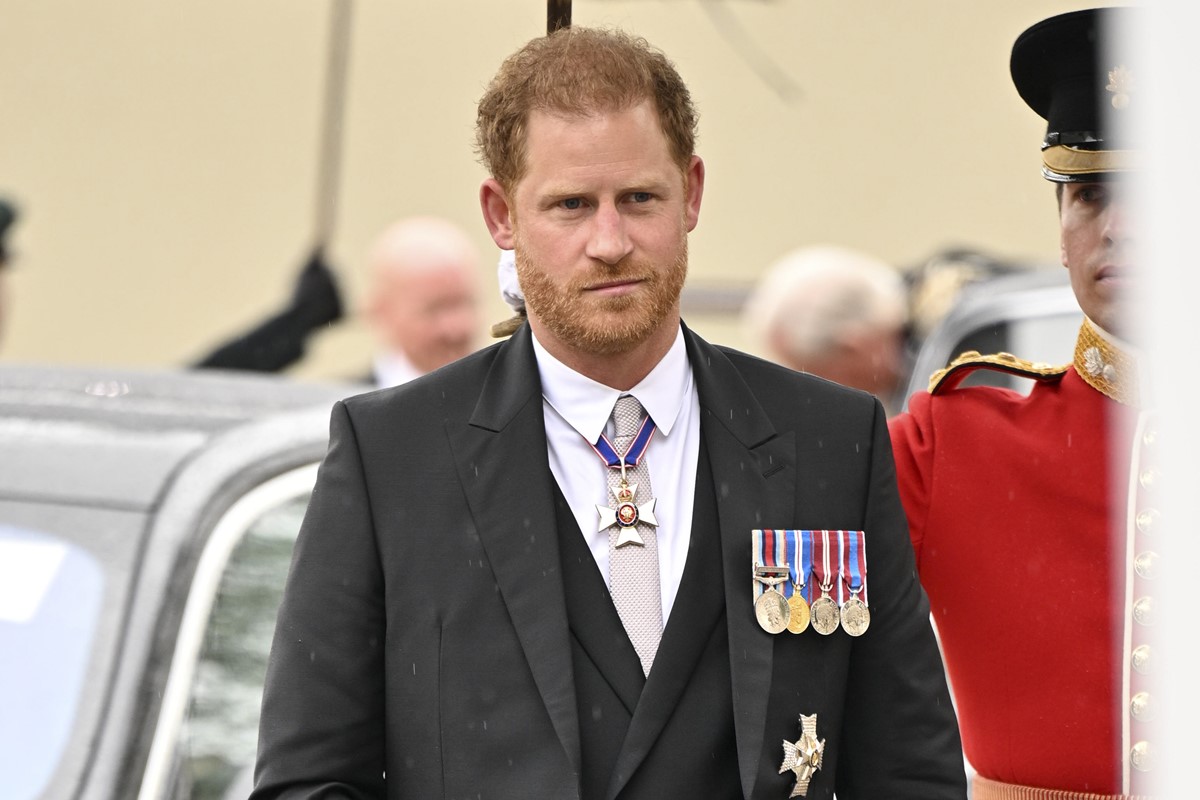 Foto colorida de homem com terno e medalhas militares - Metrópoles