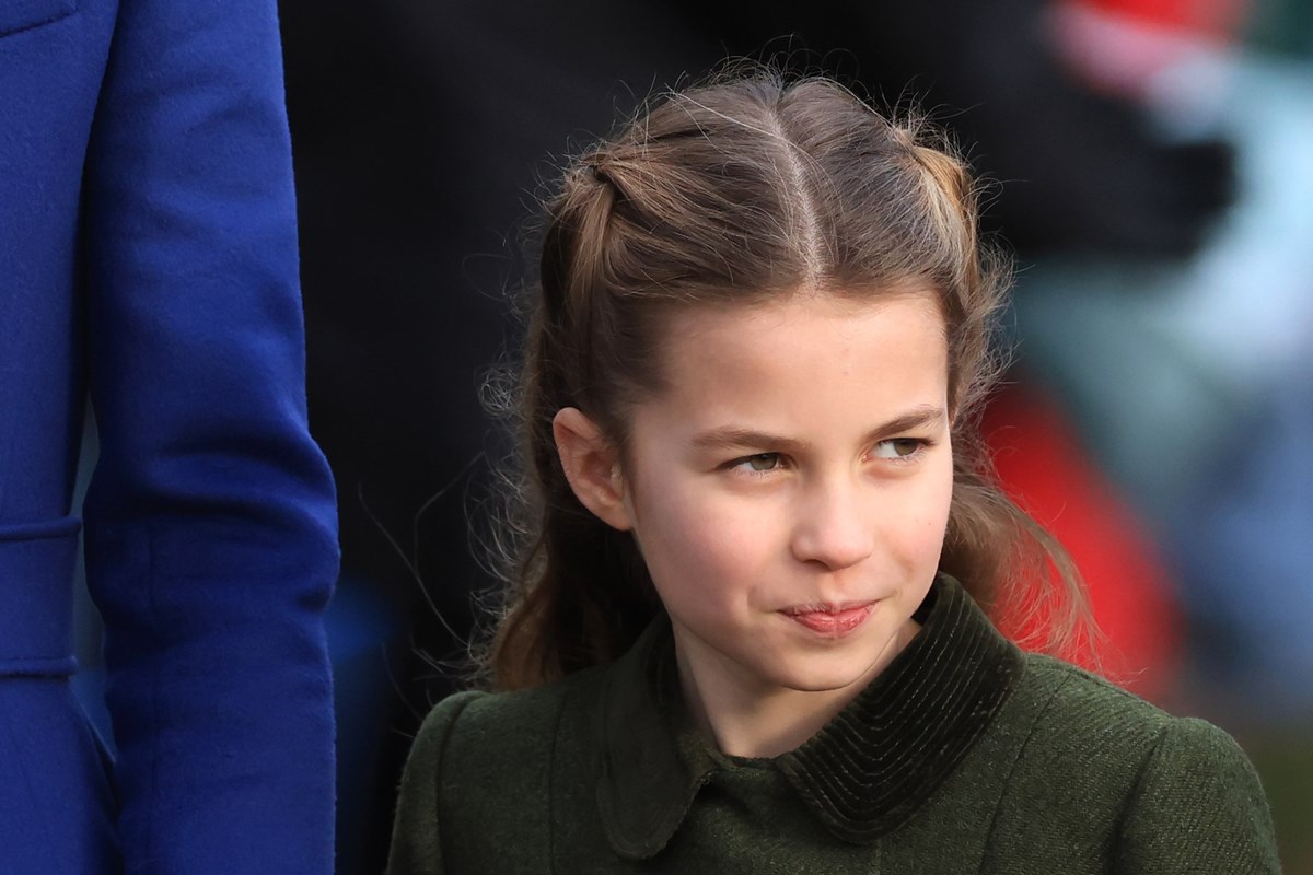 Foto colorida de menina com penteado e uma roupa verde-militar - Metrópoles