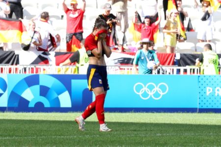 LYON, FRANÇA - 09 DE AGOSTO: Ona Batlle nº 2 da equipe Espanha parece desanimada após a derrota da equipe na partida pela medalha de bronze feminina entre Espanha e Alemanha durante os Jogos Olímpicos de Paris 2024 no Stade de Lyon em 09 de agosto de 2024 em Lyon, França