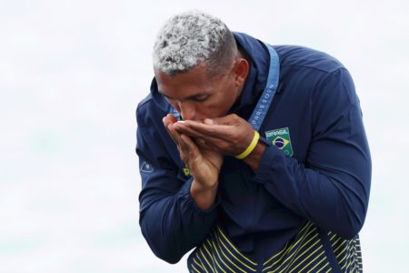 Isaquias Queiroz beijando medalha - Metrópoles