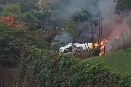 imagem colorida de avião em chamas após cair em Vinhedo (SP)