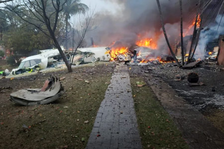 Imagem colorida mostra avião com 62 pessoas cai em Vinhedo, no interior de São Paulo