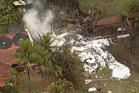 Imagem colorida mostra avião após queda em Vinhedo, no interior de São Paulo - Metrópoles