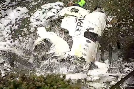 Imagem colorida mostra destroços de avião que caiu em Vinhedo, no interior de São Paulo - Metrópoles