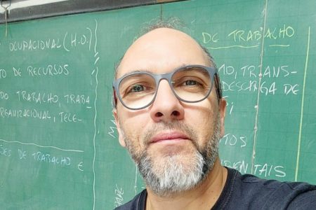 Imagem colorida de professor morto em acidente de avião. Metrópoles