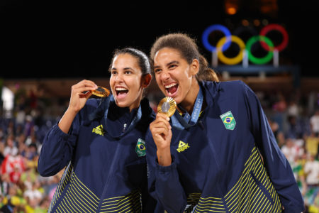 Ana Patricia Silva Ramos e Eduarda Santos Lisboa, da Seleção Brasil, posam para foto com suas medalhas no pódio durante a cerimônia de medalhas do vôlei de praia feminino Pris 2024 Metrópoles