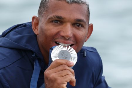 Foto colorida de Isaquias Queiroz - Metrópoles
