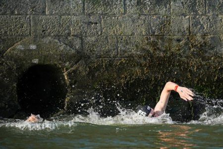 Prova da maratona aquática, no rio Sena, em Paris