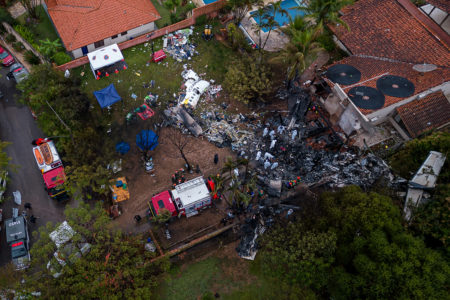 Detritos estão no local da queda de um avião no estado brasileiro de São Paulo (vista aérea por drone). As autoridades brasileiras tentam descobrir exatamente o que causou a queda do avião do dia anterior, em que morreram todas as 62 pessoas a bordo