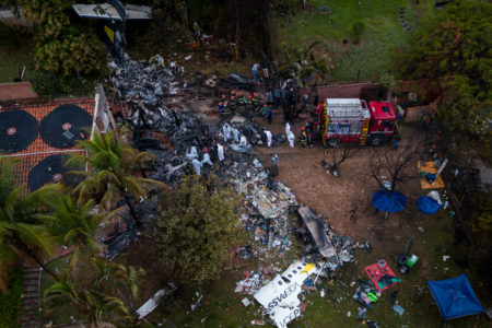 Detritos estão no local da queda de um avião no estado brasileiro de São Paulo