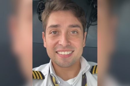 Imagem colorida de piloto morto em queda de avião. Metrópoles