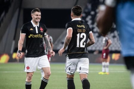 Imagem colorida de Vegetti comemorando gol contra o Fluminense