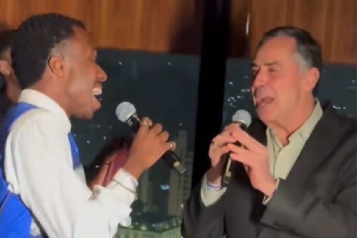 Barroso cantando Evidências