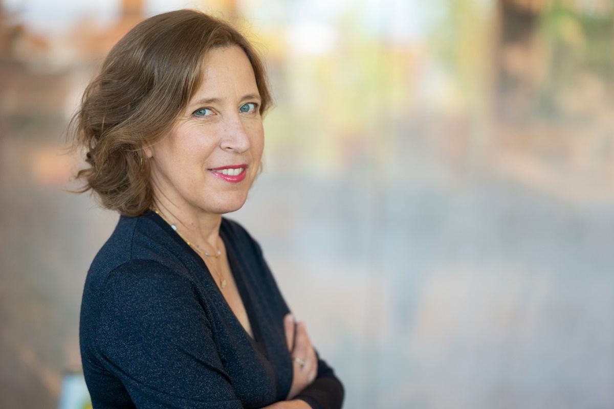 Susan Wojcicki, ex-CEO do YouTube posa de braços cruzados - Metrópoles