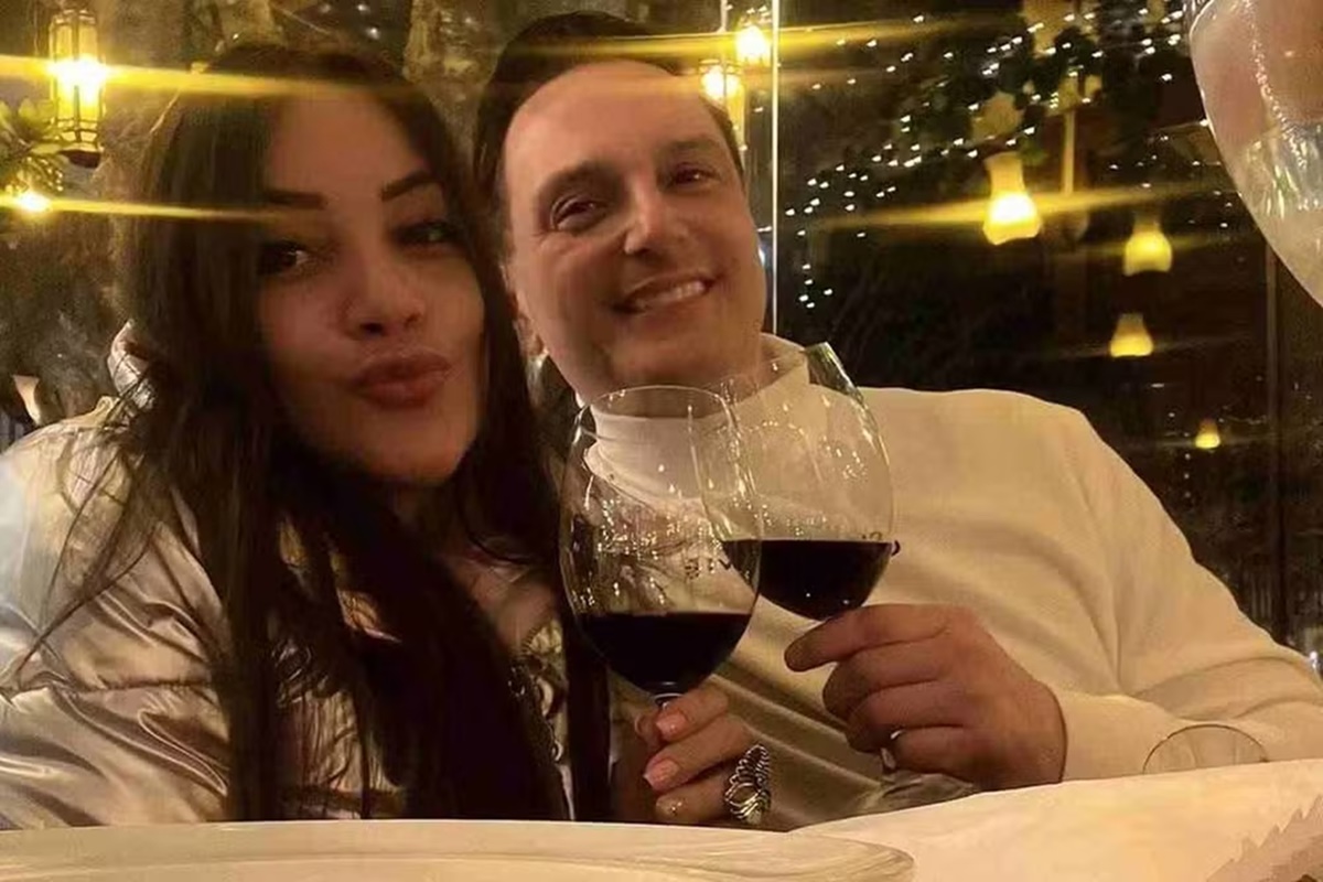 Daiane Uechi e Daniel Mastral posam com uma taça de vinho - Metrópoles