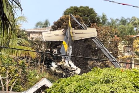 Retirada dos destroços do avião em Vinhedo (SP)