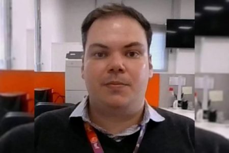 foto colorida de rosto de homem branco com blusa preta - metrópoles