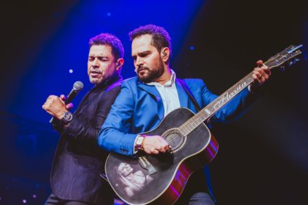 Foto colorida de Zezé Di Camargo e Luciano - Metrópoles