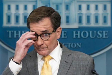 Imagem colorida mostra o conselheiro de Segurança Nacional dos EUA, John Kirby - Metrópoles