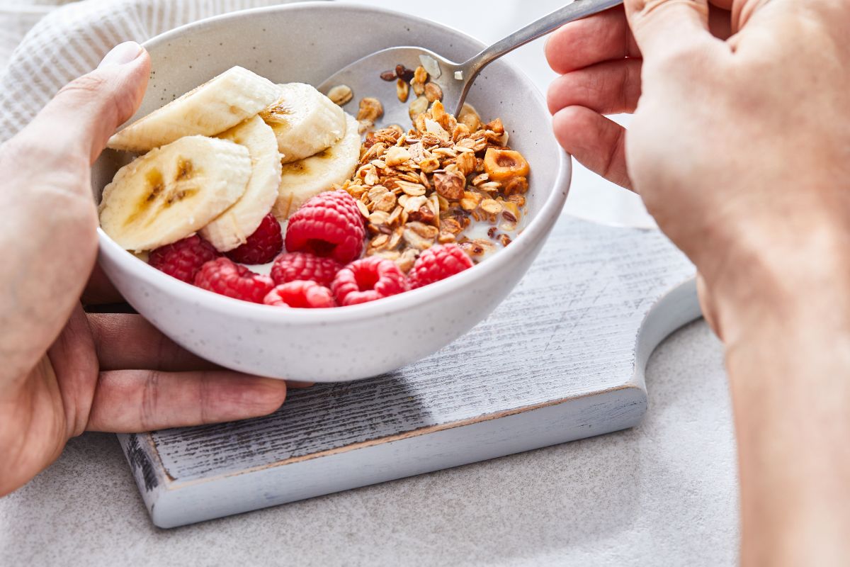 bowl com banana, amora e aveia