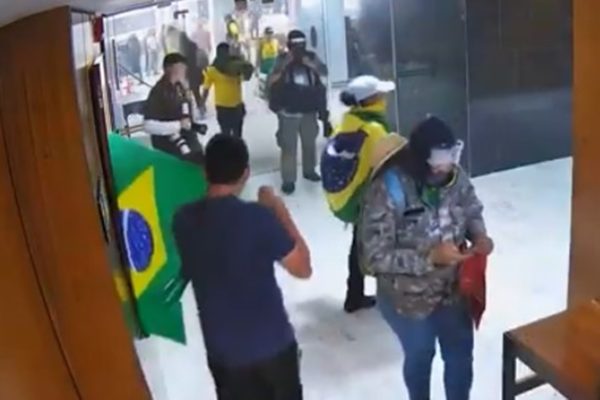 Captura de tela colorida de câmera de monitoramento dos Tres Poderes - Metrópoles