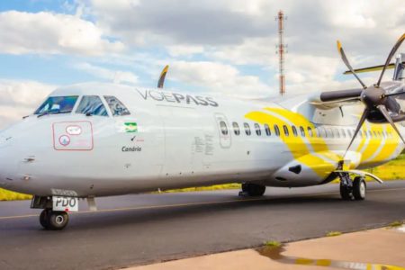 Imagem colorida de avião da Voepass - Metrópoles
