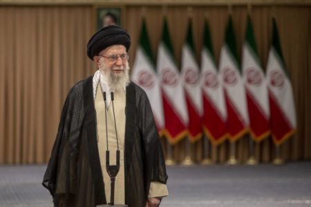 Imagem colorida mostra o líder supremo do Irã, aiatolá Ali Khamenei - Metrópoles