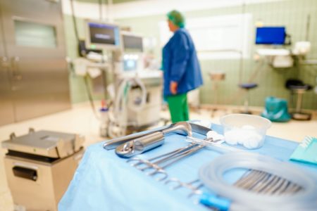 Imagem colorida de utensílios médicos dentro de consultório. Metrópoles