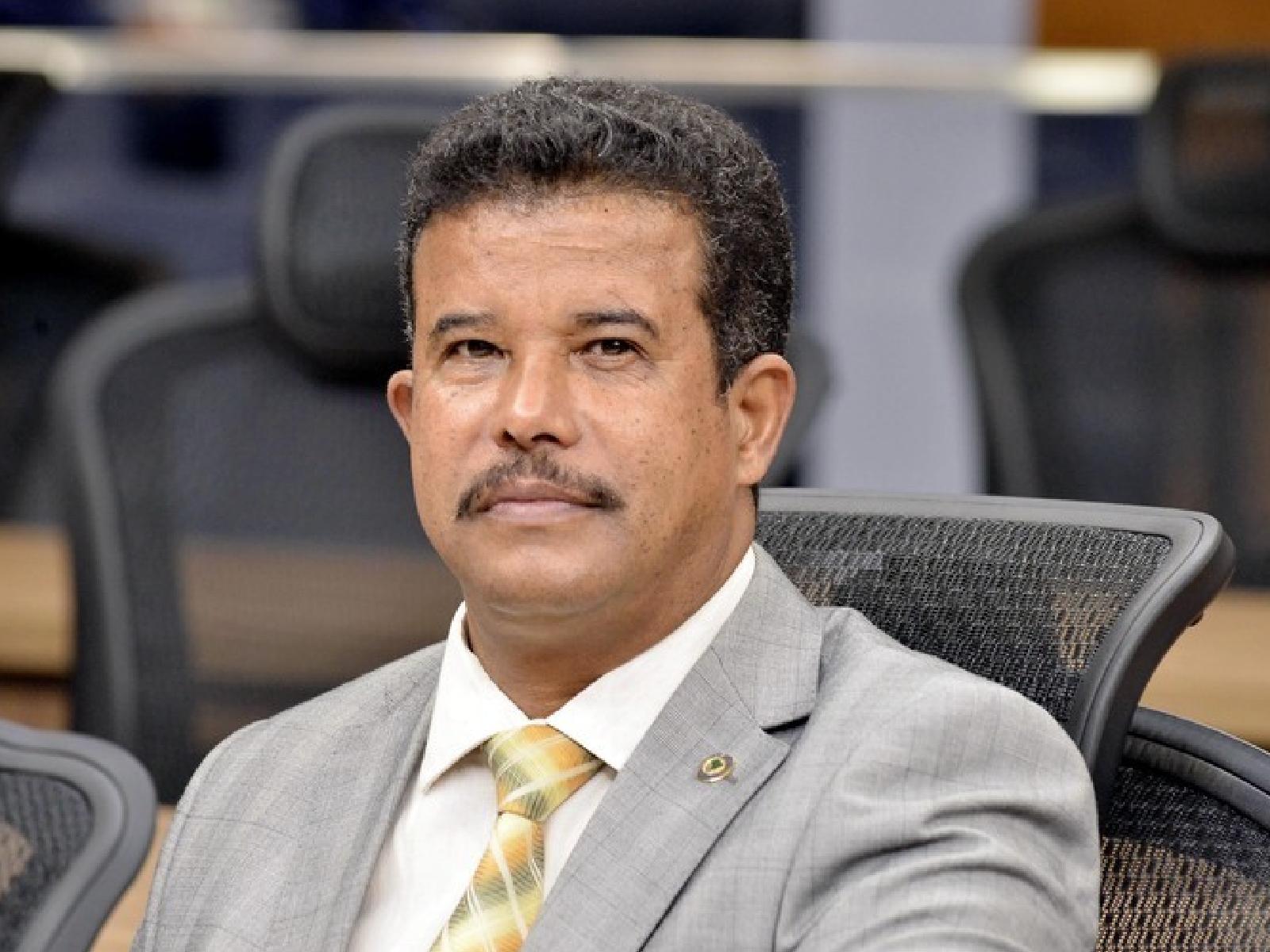 O deputado estadual Coronel Adailton (PP) comanda esquema de propina em Colégios Militares, diz relatório da PM-GO.