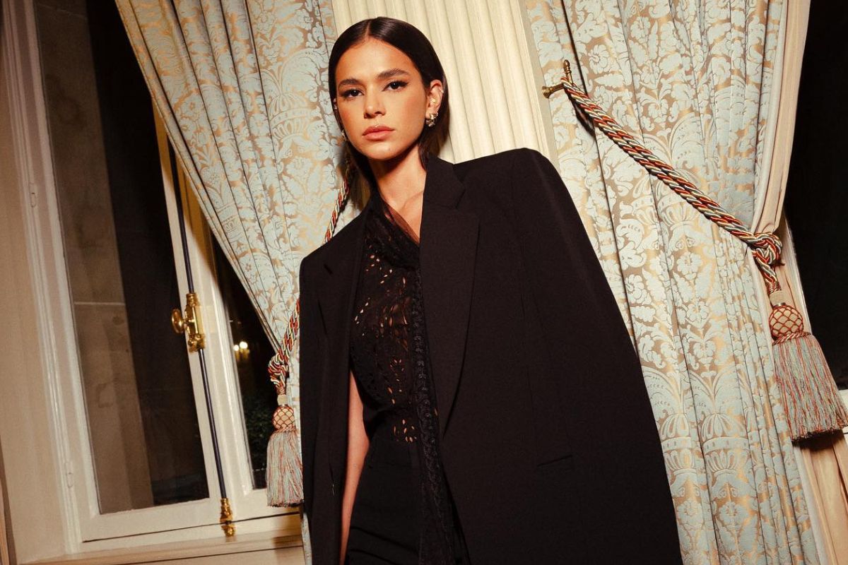 Na imagem com cor, foto da atriz Bruna Marquezine - metrópoles
